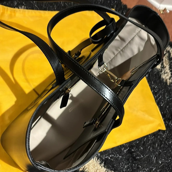 ⭐️HP🖤Valentino by Mario Valentino Leather X Large Soho FV Tote NWT - Picture 7 of 17